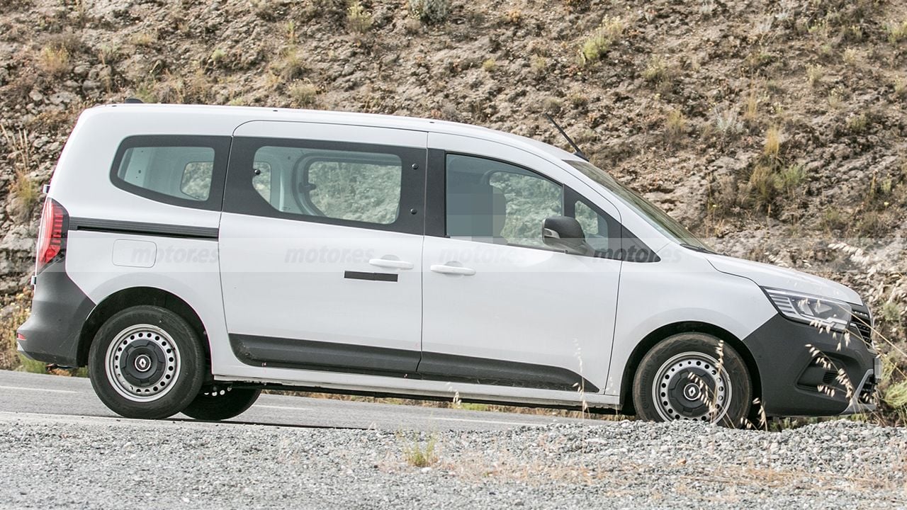 Renault Kangoo Combispace 2023 - foto espía lateral