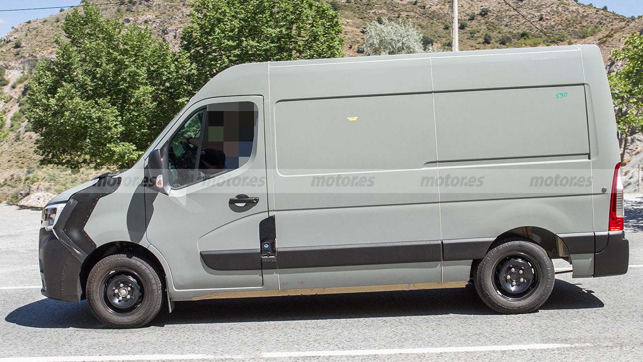 Renault Master 2024 - foto espía latera