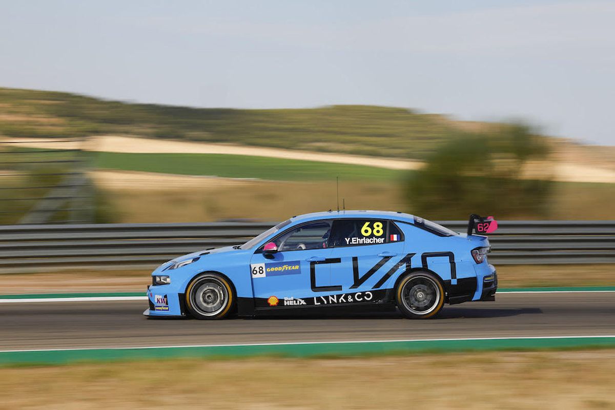 Rob Huff y Yann Ehrlacher se reparten los libres del WTCR en MotorLand