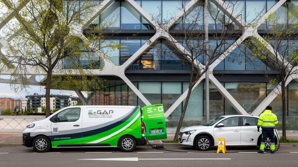 ¿Estás sin batería? E-GAP recargará tu coche eléctrico en la calle con furgonetas especiales