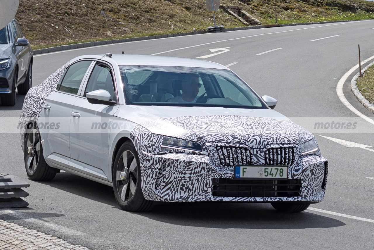 La mula del Skoda Superb Berlina debuta en sus primeras fotos espía