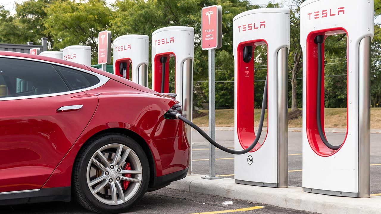 Tesla pide limitar la carga de sus coches eléctricos en Texas en plena ola de calor