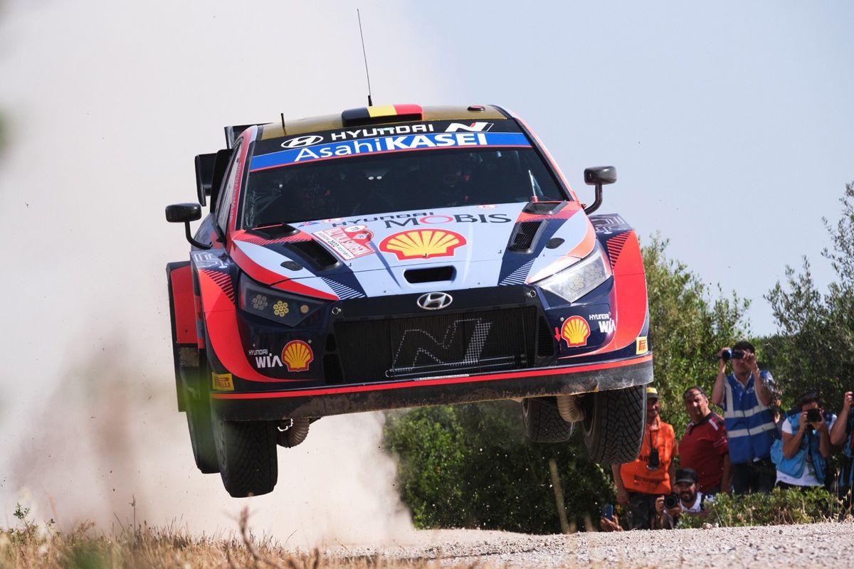 Thierry Neuville también manda en Olbia y es el primer líder en Cerdeña