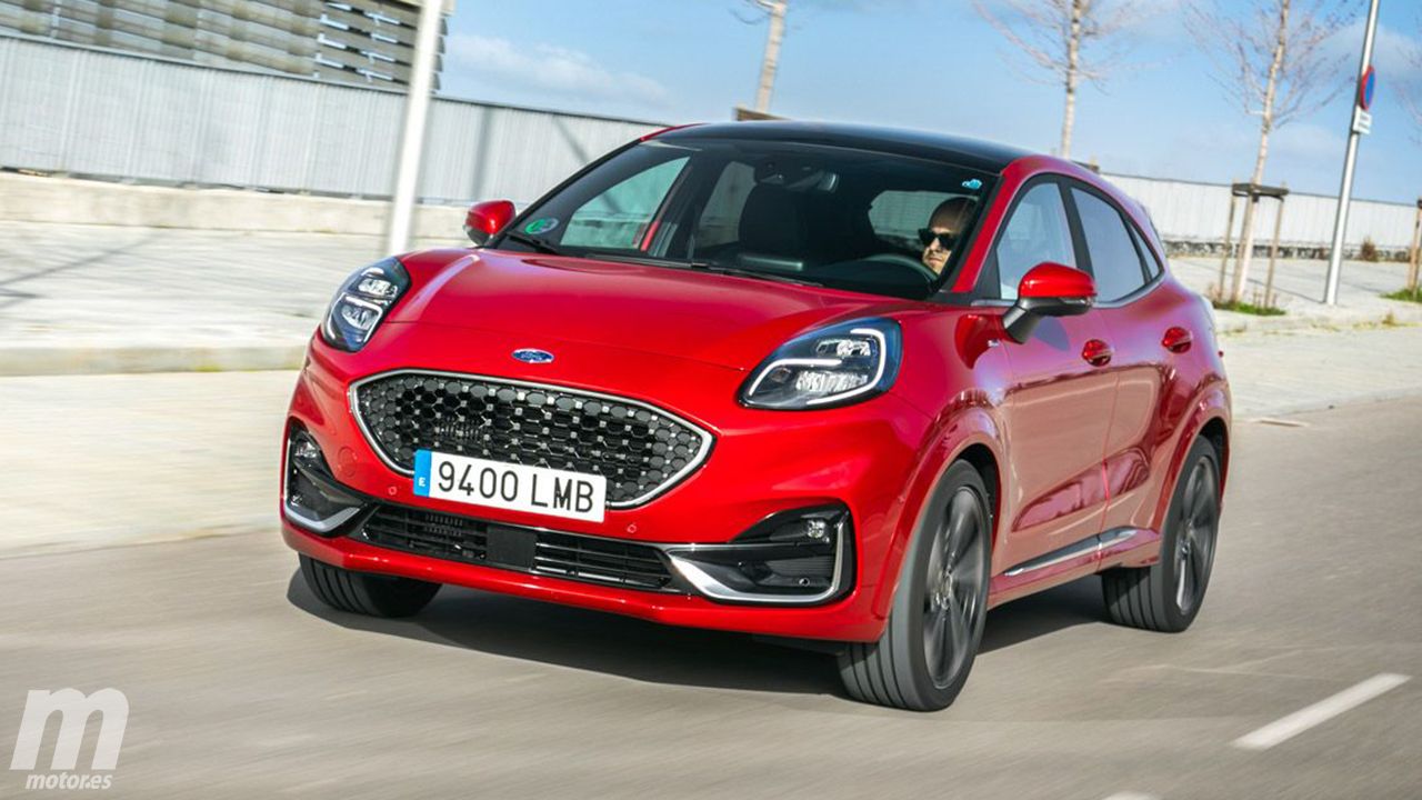 Reino Unido - Mayo 2022: El Ford Puma resiste el envite del Kuga