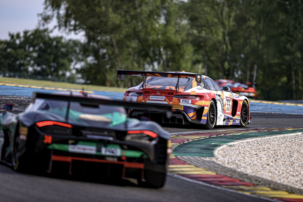 Amanece en las 24 Horas de Spa con el duelo del BMW #98 y el Mercedes #88