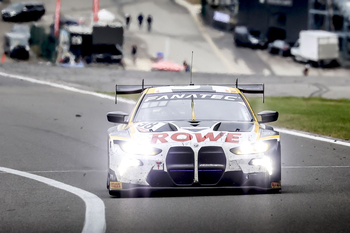 Amanece en las 24 Horas de Spa con el duelo del BMW #98 y el Mercedes #88