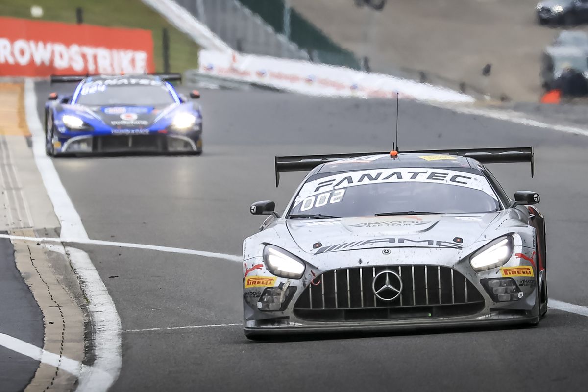 Amanece en las 24 Horas de Spa con el duelo del BMW #98 y el Mercedes #88