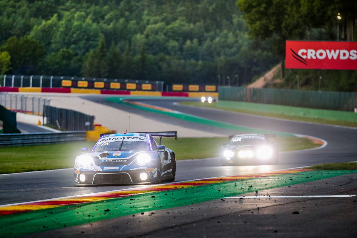 Amanece en las 24 Horas de Spa con el duelo del BMW #98 y el Mercedes #88