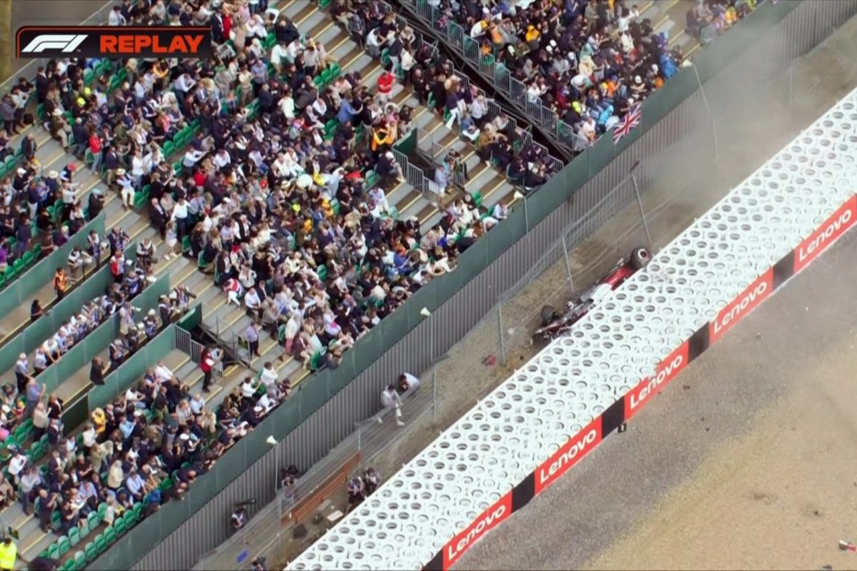 Caos en Silverstone: Russell la lía, Zhou vuelca y un grupo de activistas salta a la pista