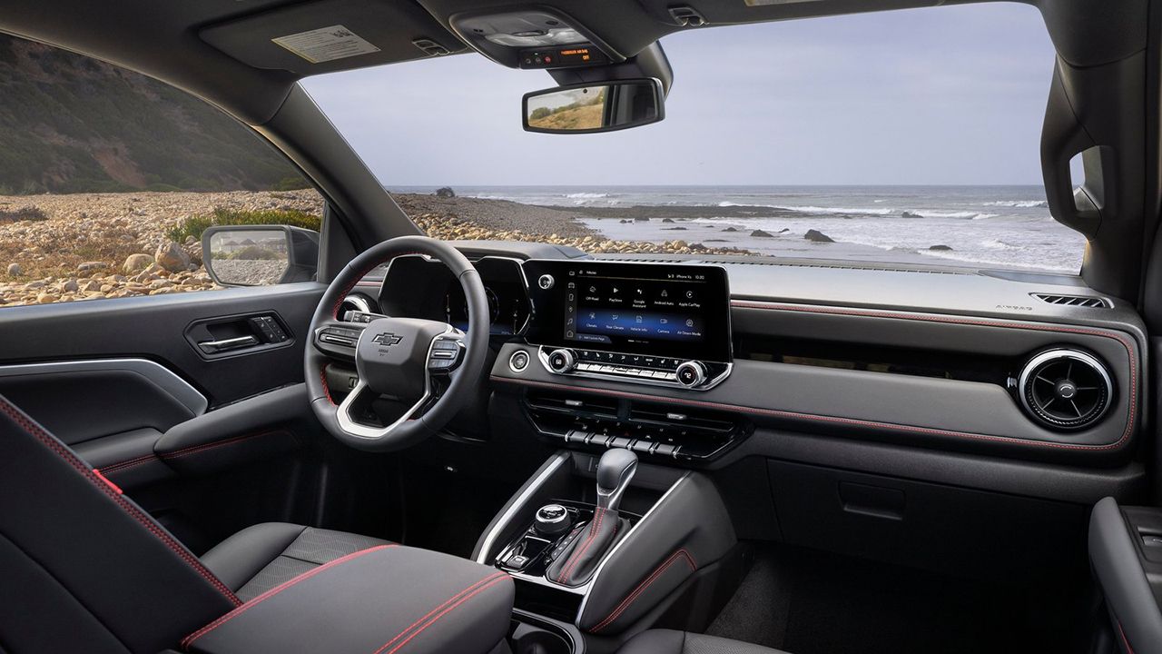 Chevrolet Colorado 2023 - interior