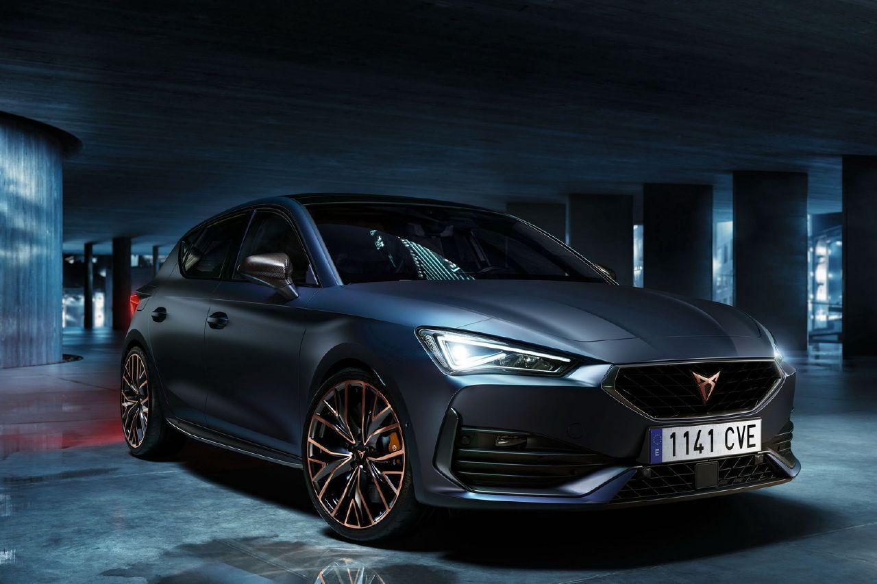 El CUPRA León VZ Carbon se estrena en Italia con tres versiones, una PHEV