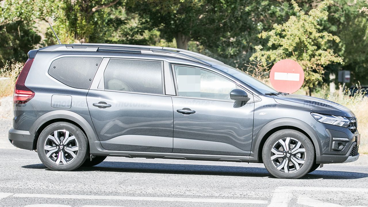 Dacia Jogger Hybrid - foto espía lateral