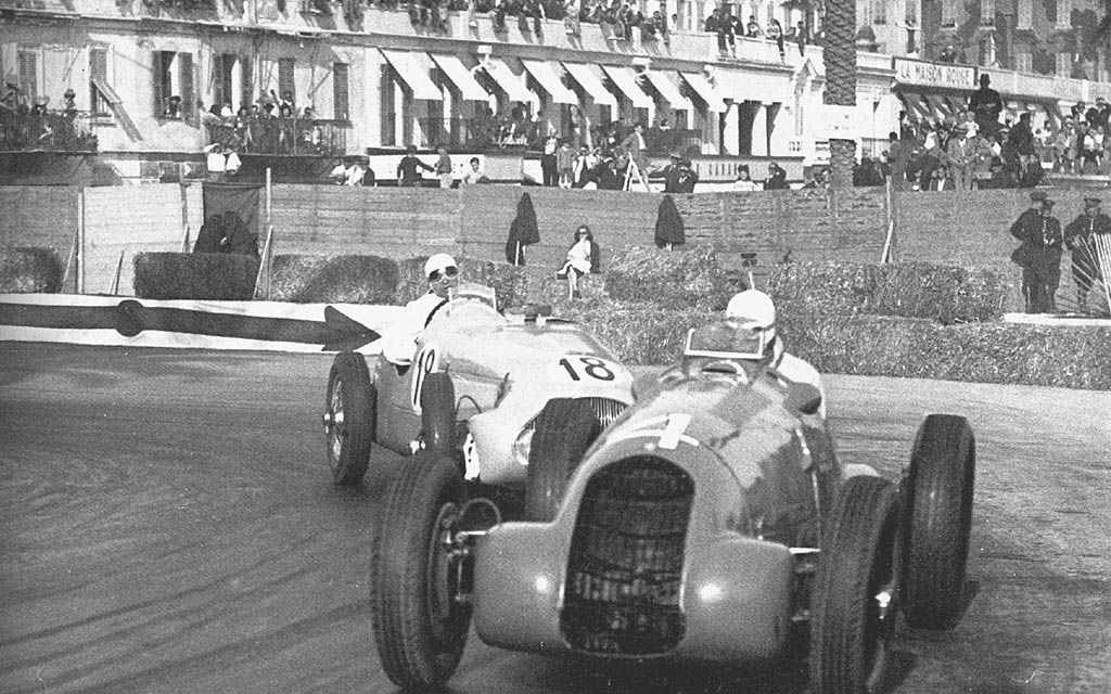 Raymond Sommer en el Alfa Romeo 308 seguido de Eugène Chaboud en el Delahaye 135CS