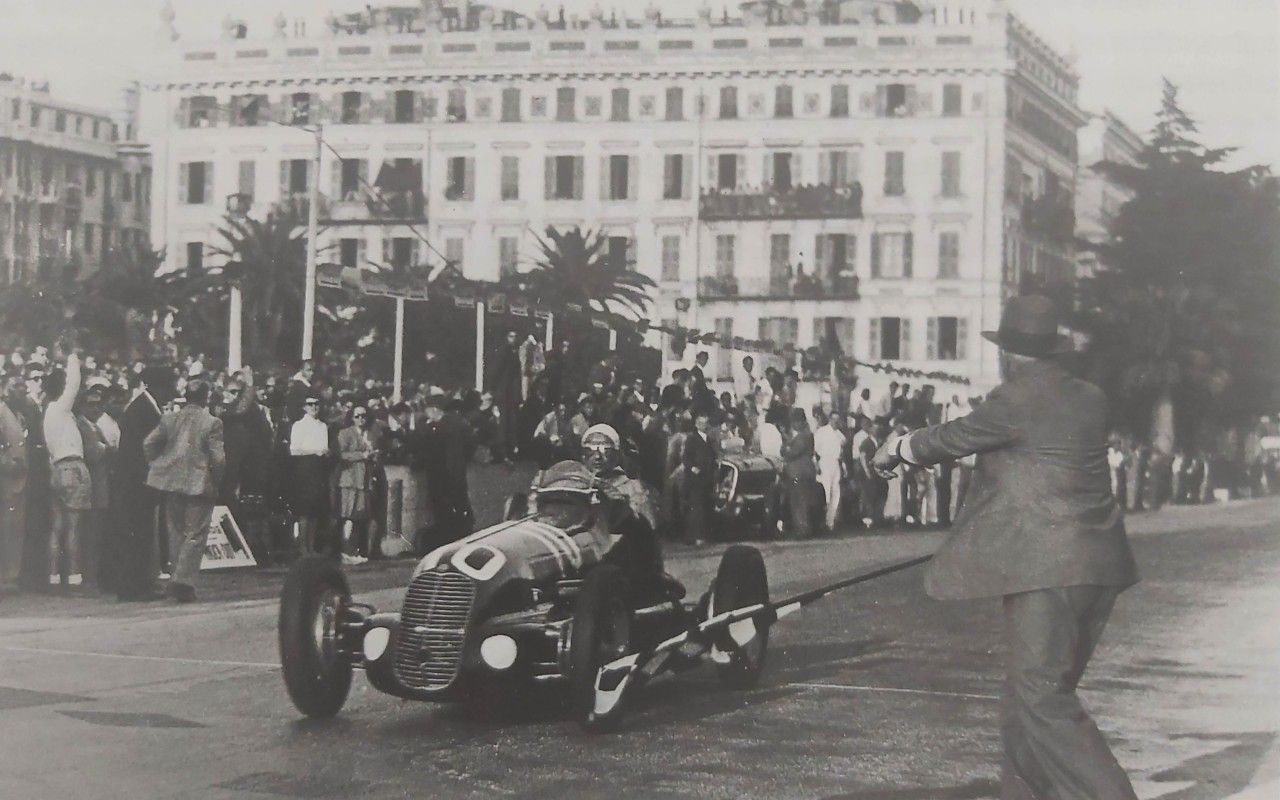 Charles Faroux da el banderazo como ganador a Luigi Villoresi