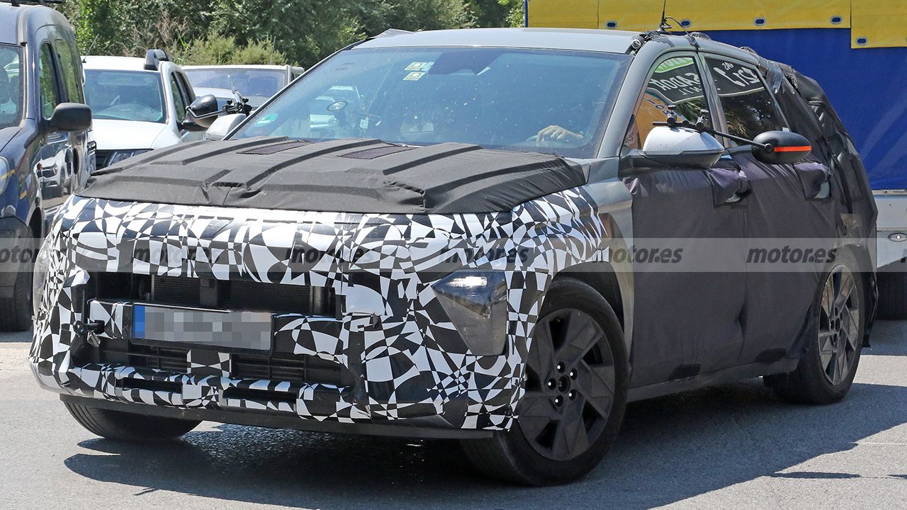 El frontal del nuevo Hyundai Kona 2024 pierde camuflaje y queda parcialmente al descubierto