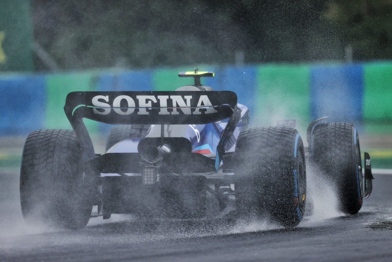 La lluvia consigue lo imposible: Latifi, el más rápido de los últimos libres