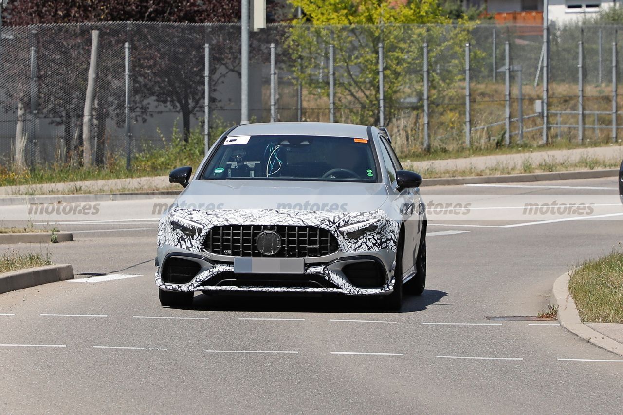 El Mercedes-AMG A 45 S Facelift pierde camuflaje y deja ver más de sus novedades