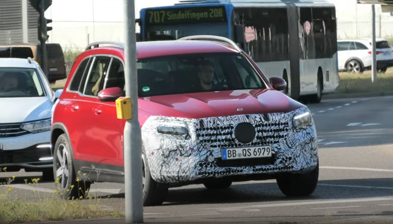 El Mercedes GLB Facelift 2023 es cazado en un video espía