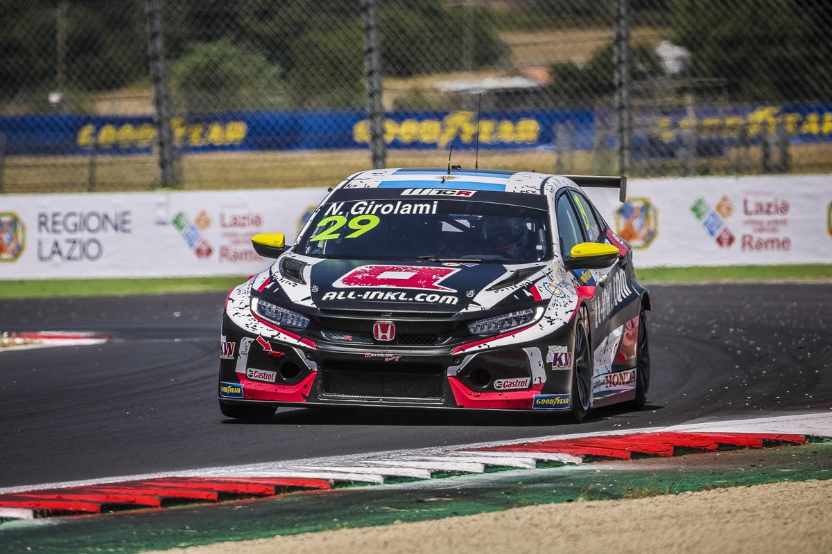 Néstor Girolami bate a Mikel Azcona y logra la pole del WTCR en Vallelunga