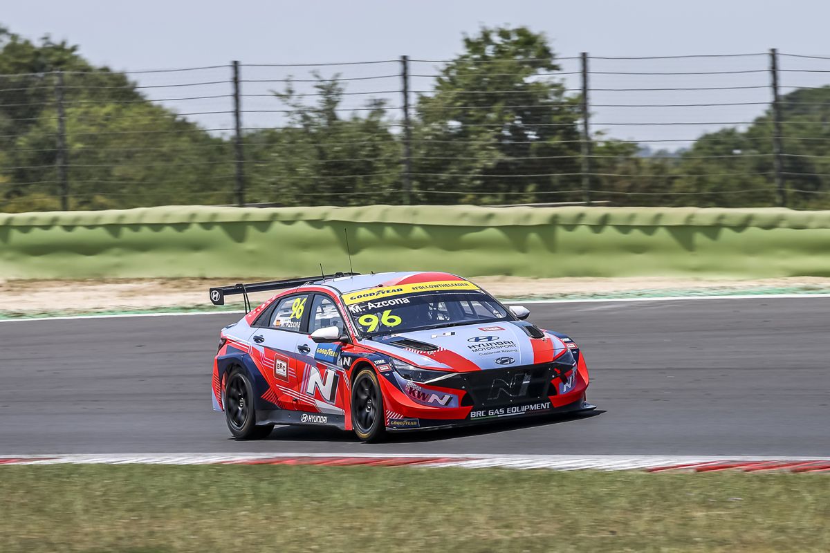 Néstor Girolami bate a Mikel Azcona y logra la pole del WTCR en Vallelunga