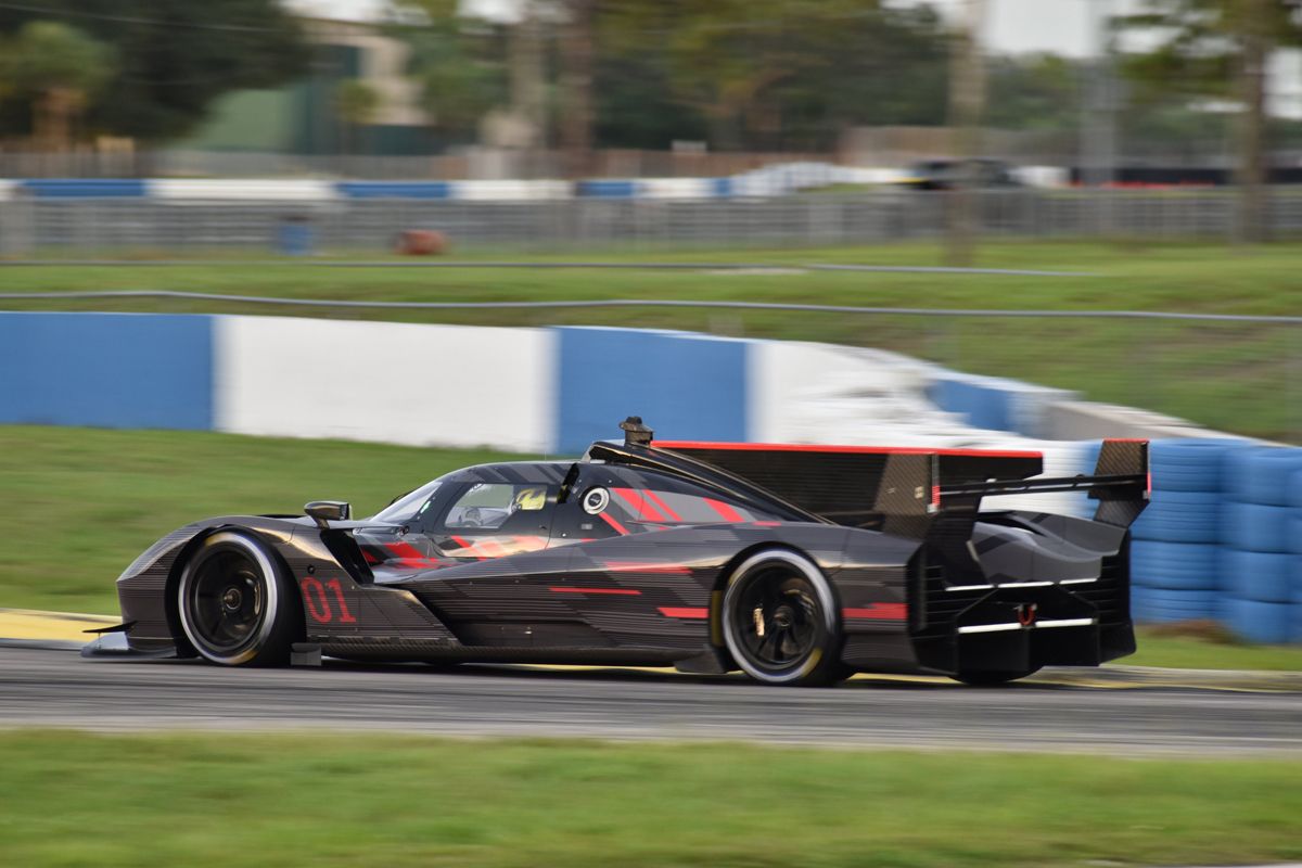 Los prototipos LMDh de Cadillac y Porsche ya ruedan juntos en Sebring