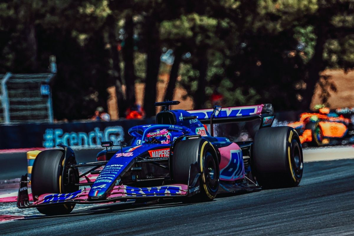 Recital de Alonso, que jugó con los McLaren: «Los quiero cerca, que maten sus neumáticos»