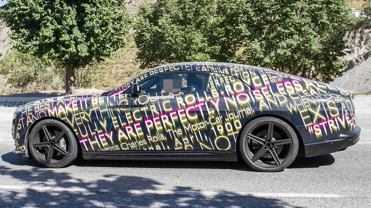 Rolls-Royce Spectre - foto espía lateral