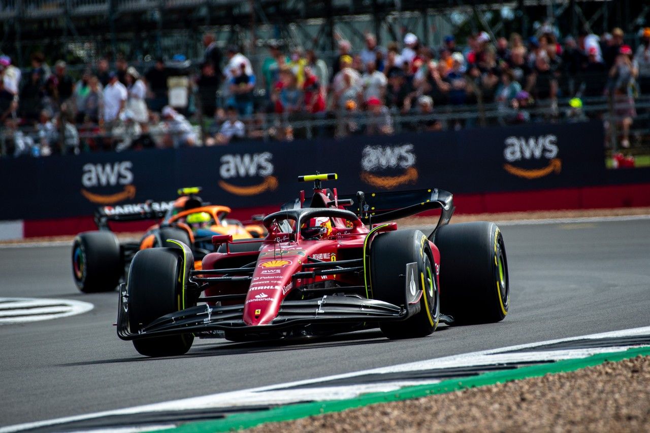 Carlos Sainz estrena su palmarés en F1 con una victoria de leyenda