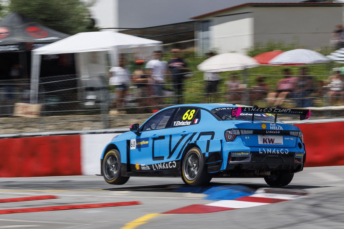 Santiago Urrutia se impone en la carrera principal del WTCR en Vila Real