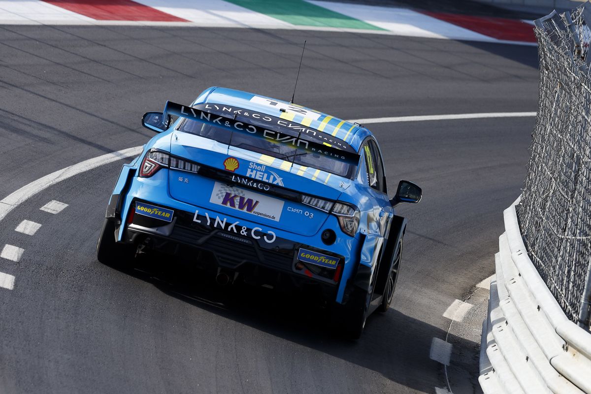 Santiago Urrutia se impone en la carrera principal del WTCR en Vila Real