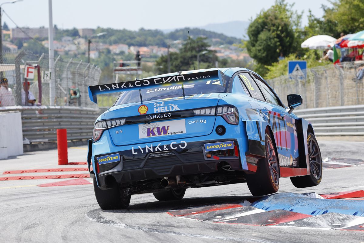 Santiago Urrutia logra la pole del WTCR en el circuito urbano de Vila Real