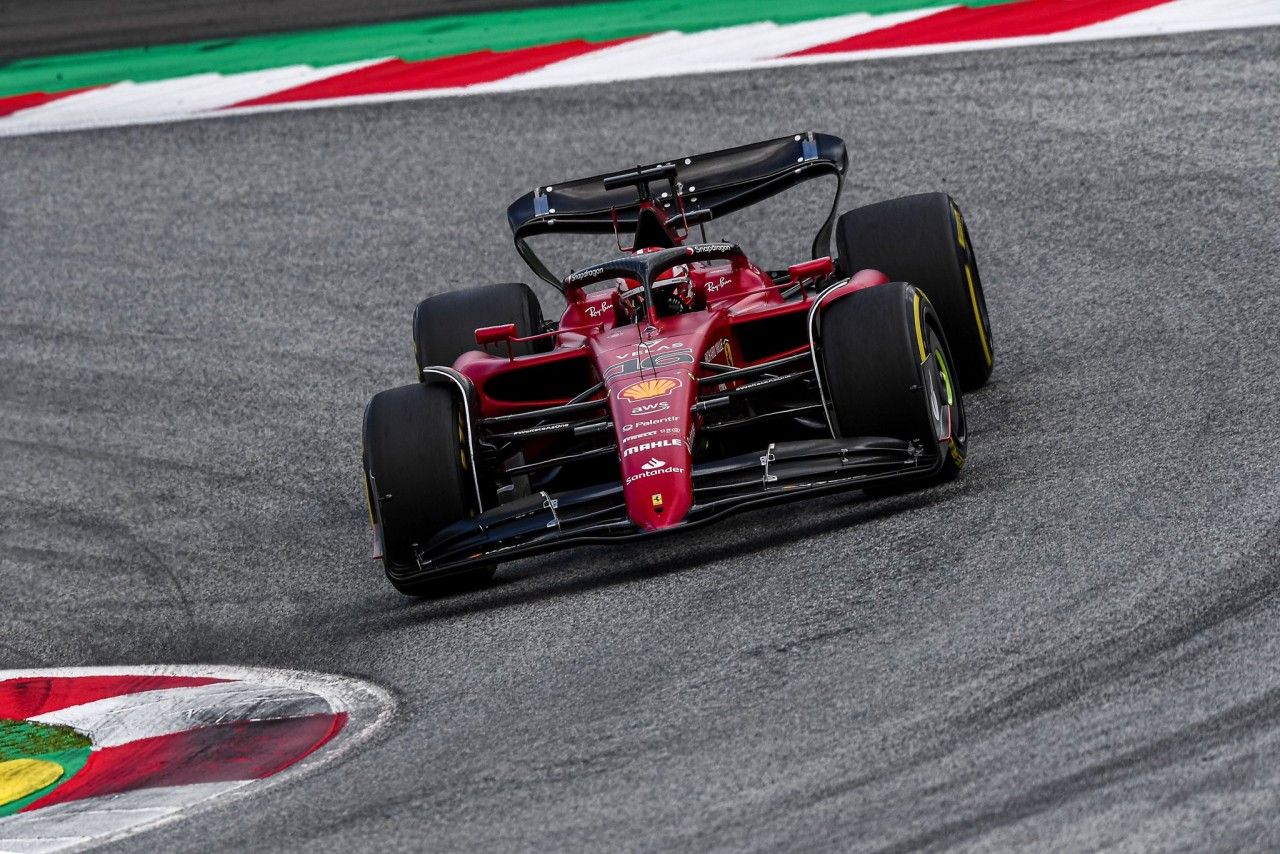  Leclerc agua la fiesta de Verstappen, Sainz acaba ardiendo y Alonso arregla la pifia de Alpine