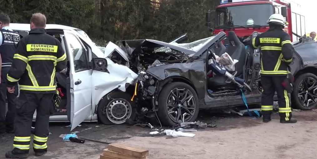 Así queda un BMW iX tras un polémico accidente en pruebas de conducción autónoma