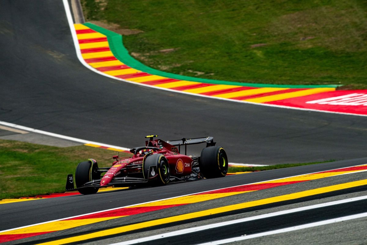 Carlos Sainz salva un podio junto a una Red Bull que juega «en su propia liga»