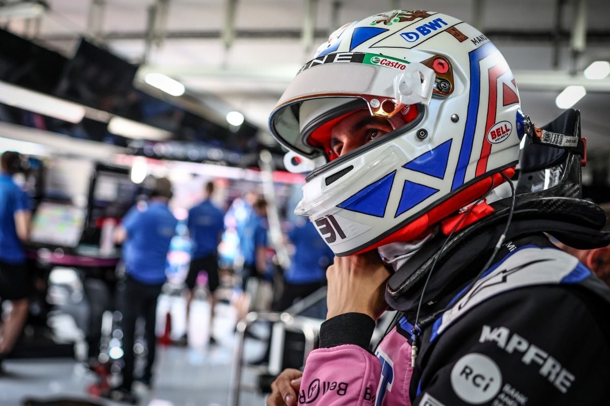 Esteban Ocon se disfraza de Häkkinen y reclama el liderazgo de Alonso en Alpine