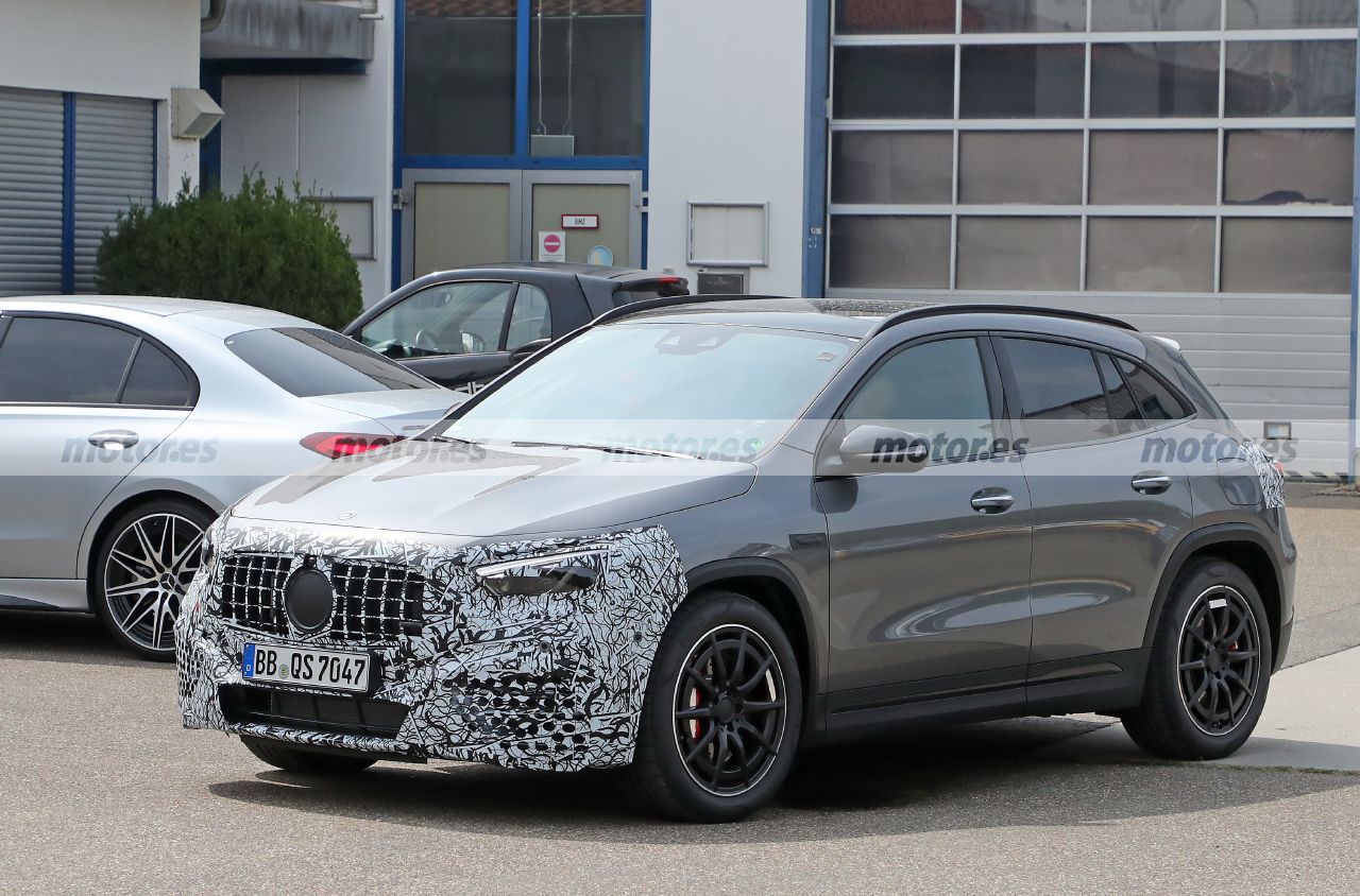 El Mercedes-AMG GLA 45 Facelift sorprendido también en fotos espía