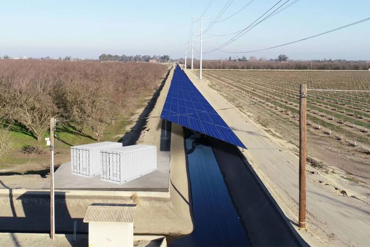 Paneles solares instalados sobre un canal de riego