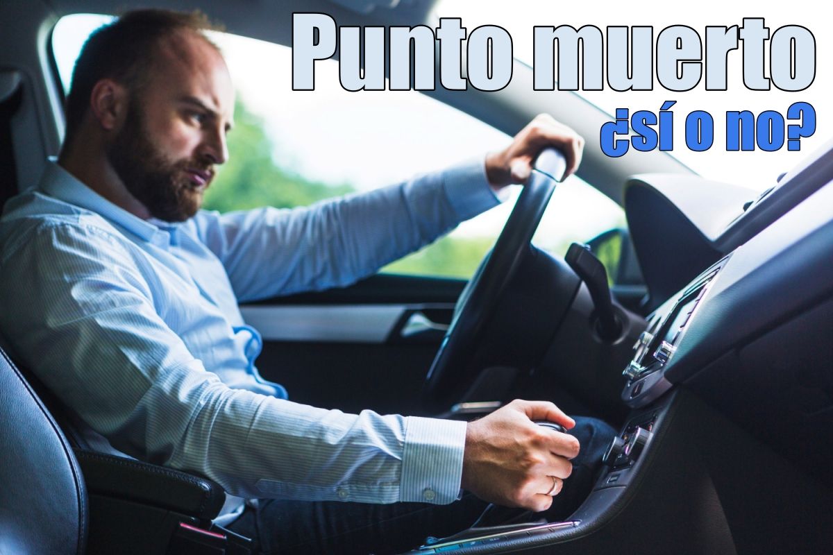 Circulando cuesta abajo, ¿puedo poner punto muerto para ahorrar combustible?