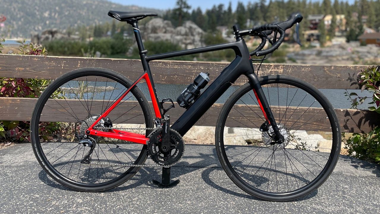 Esta bicicleta eléctrica pesa menos de 16 kg gracias al uso intensivo de fibra de carbono