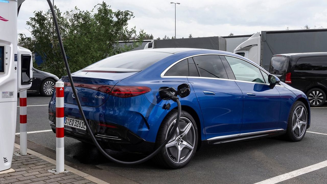 Francia plantea limitar la carga de coches eléctricos para reducir el consumo energético