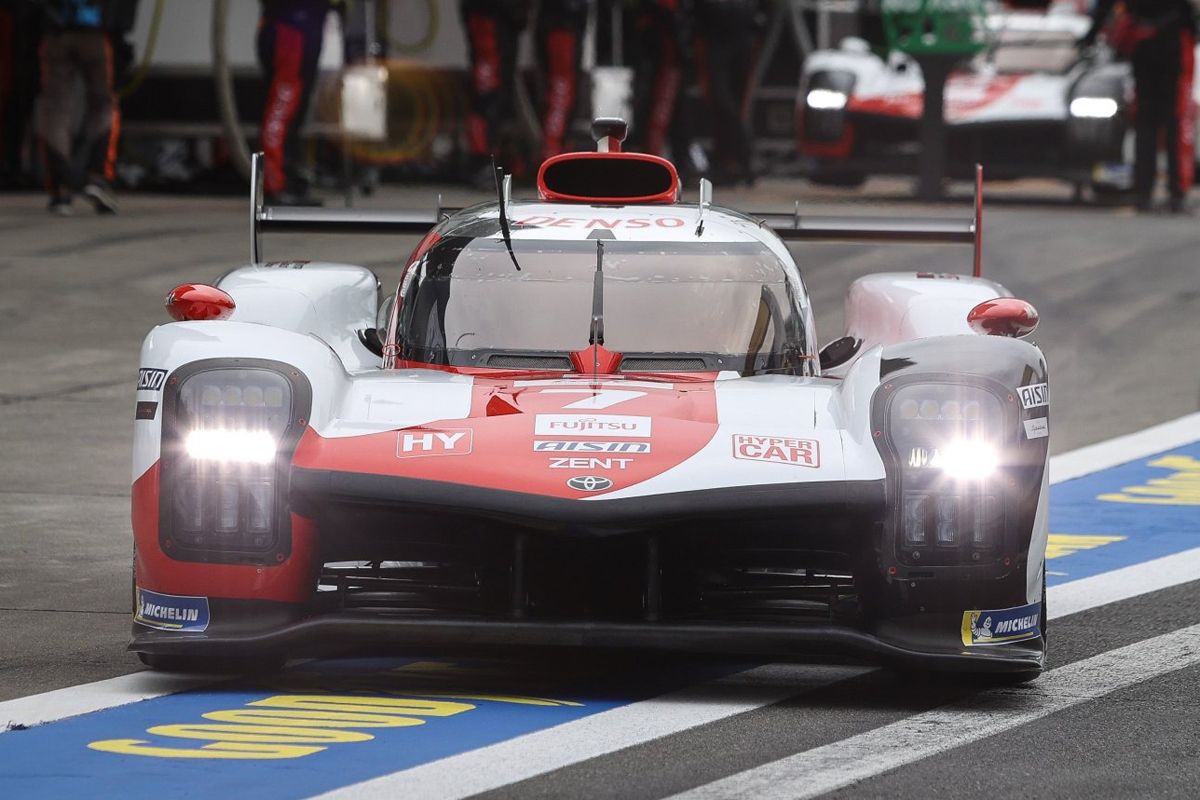 Kamui Kobayashi da aire al Toyota #7 con la pole de las 6 Horas de Fuji