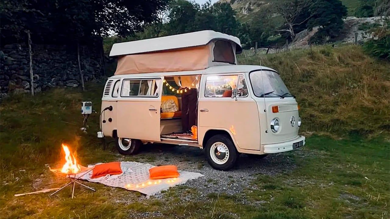 Esta camper eléctrica se basa en una furgoneta Volkswagen y usa tecnología de Tesla