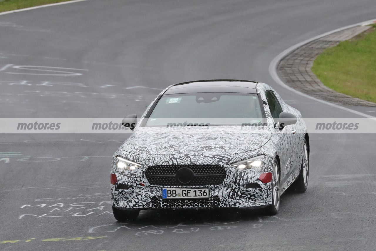 Asómate al interior del nuevo Mercedes Clase CLE Coupé en estas fotos espía