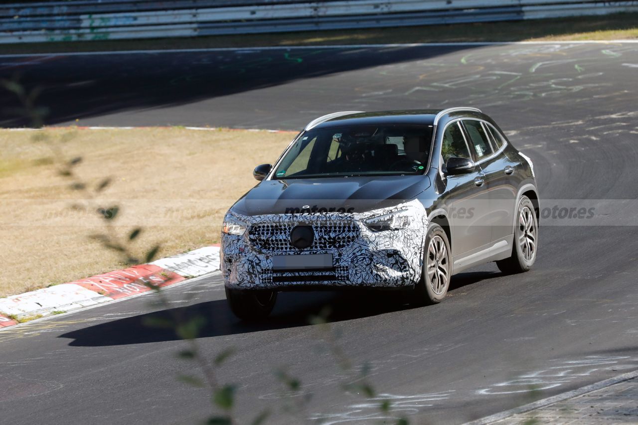 El Mercedes GLA Facelift 2023 se deja ver en un par de vueltas a Nürburgring