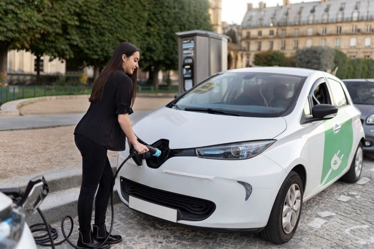 Cuál es la multa por aparcar en plaza de carga para coches eléctricos