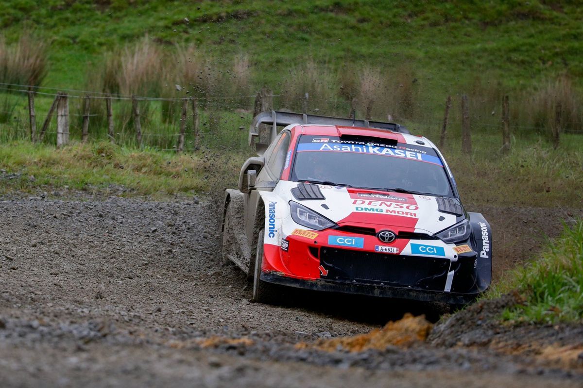 Ott Tänak lidera el Rally de Nueva Zelanda y mete a Toyota en un lío