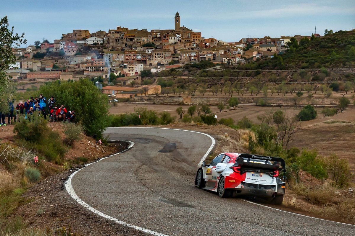 Thierry Neuville frena en seco a Sébastien Ogier en el Rally RACC