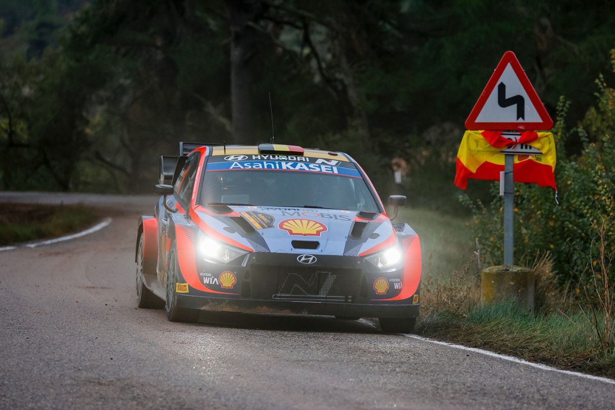 Thierry Neuville frena en seco a Sébastien Ogier en el Rally RACC