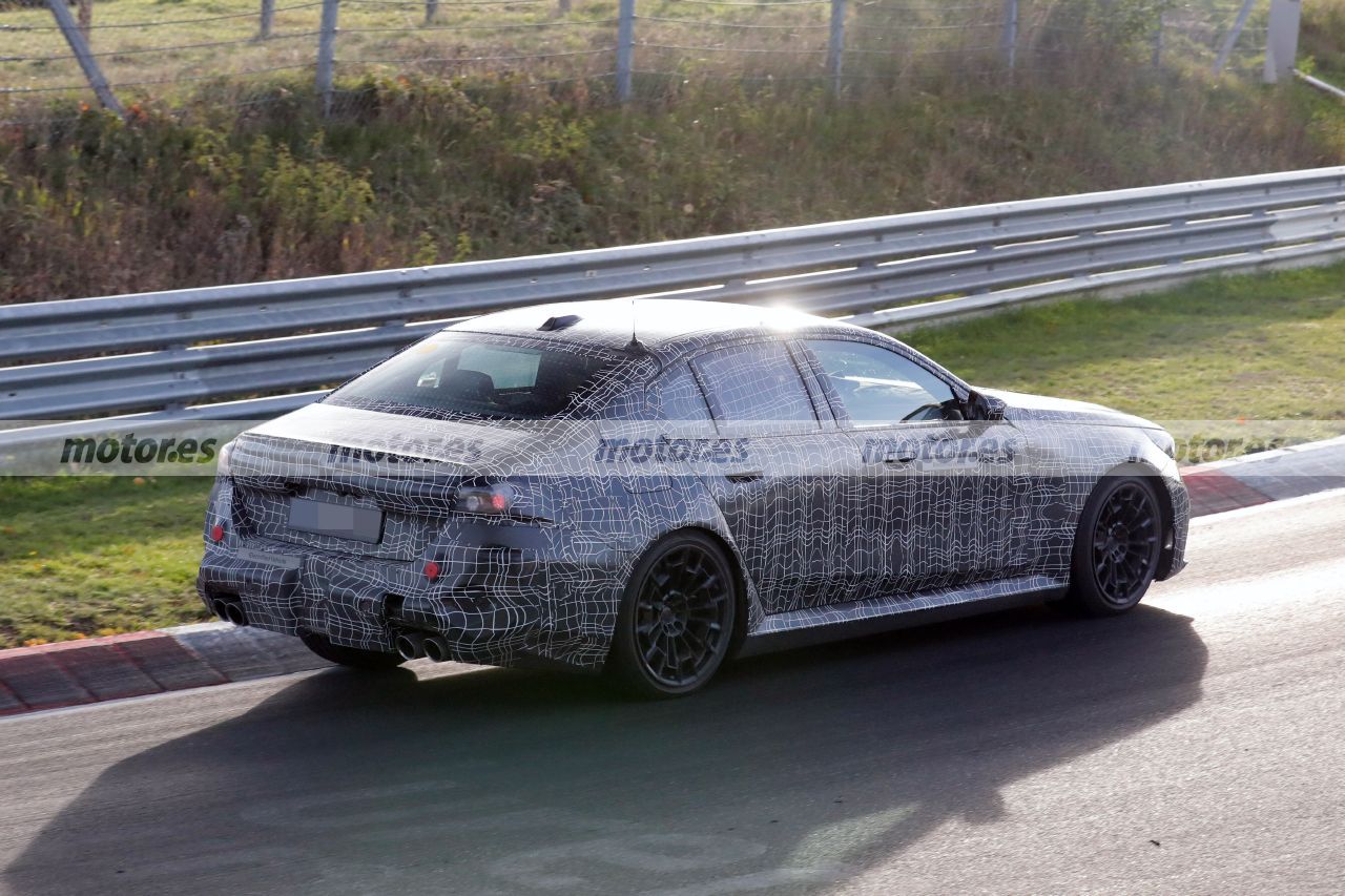 Fotos espía BMW M5 PHEV 2024 en Nürburgring