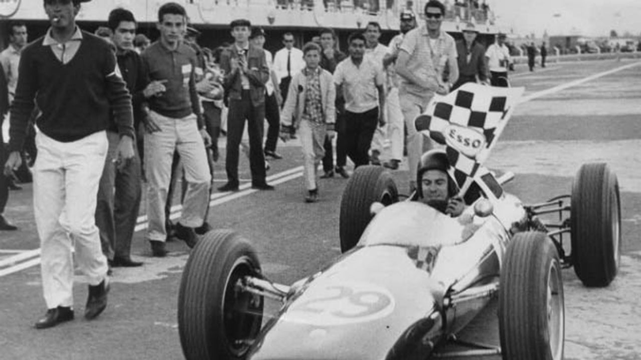 Jim Clark pasea la bandera a cuadros como ganador